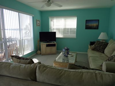 Living Room overlooking the Gulf w/ 32 inch flat screen LCD TV.